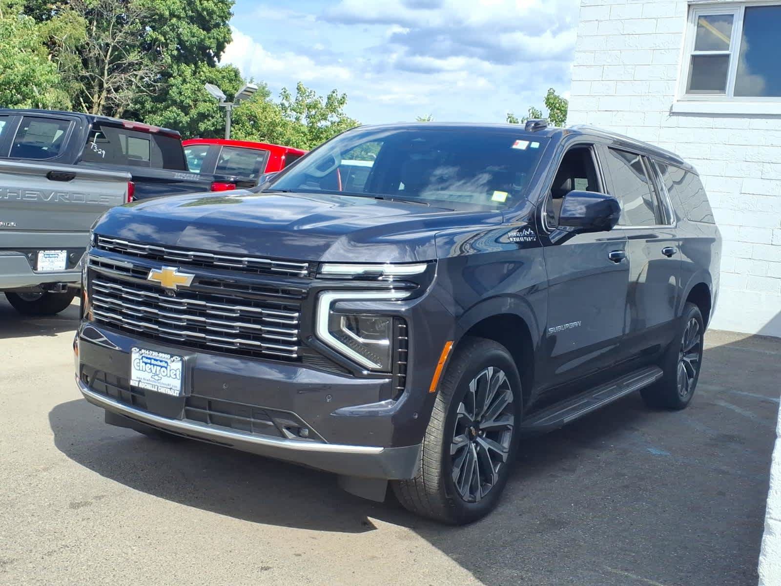 Certified 2025 Chevrolet Suburban High Country AWD/4WD image 3
