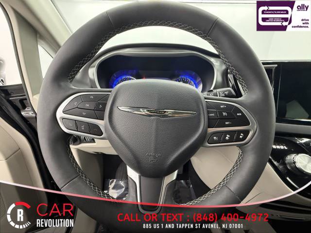 Used 2024 Chrysler Pacifica Touring-L FWD image 17