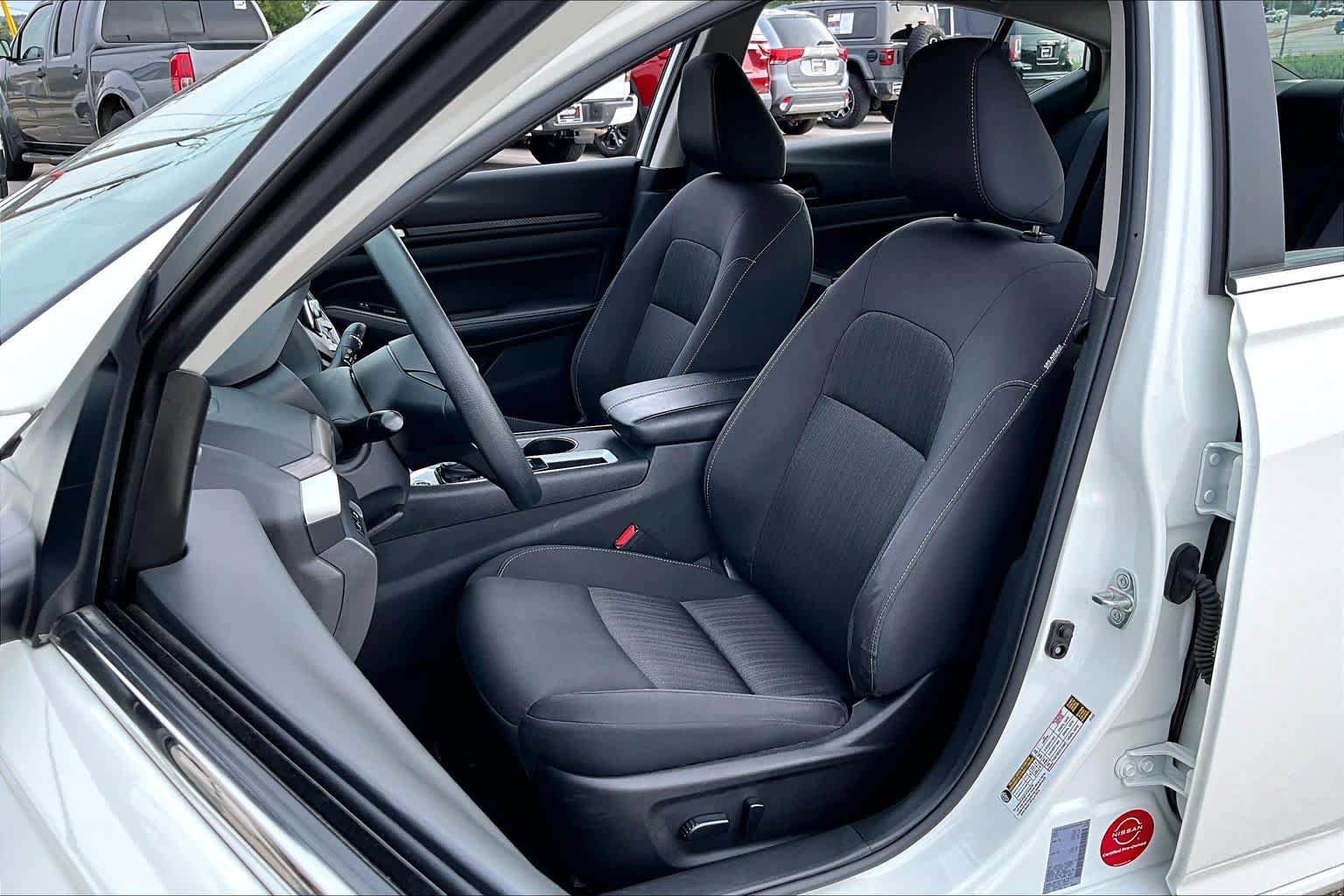Used 2025 Nissan Altima 2.5 SV FWD image 8
