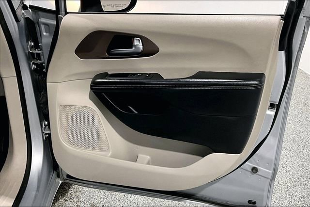 Used 2022 Chrysler Voyager LX image 30