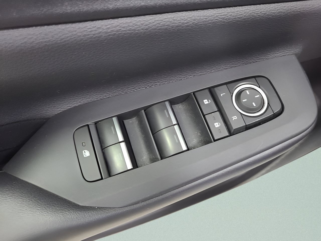 Used 2024 Toyota Prius Prime FWD image 19