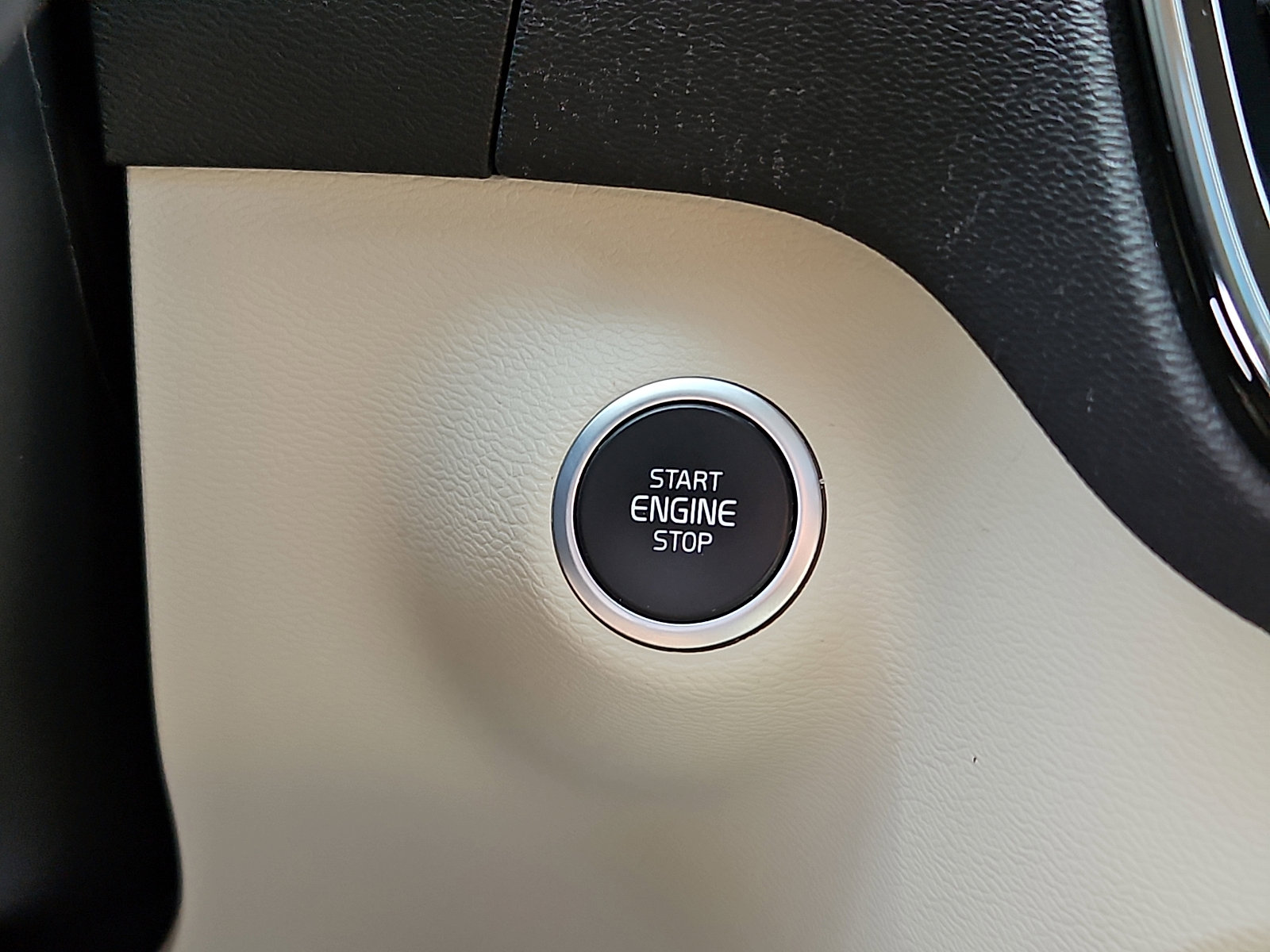 Certified 2023 Volvo XC40 B5 Plus w/ Driver Assist Package AWD/4WD image 24