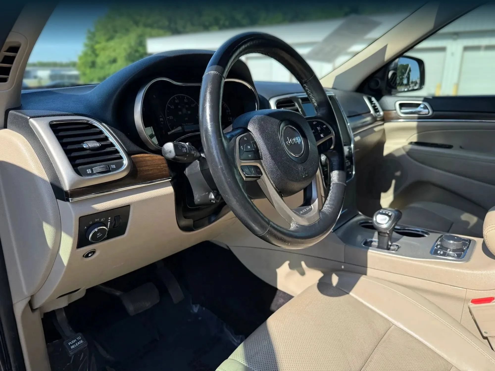Used 2015 Jeep Grand Cherokee Limited w/ Luxury Group II AWD/4WD image 17