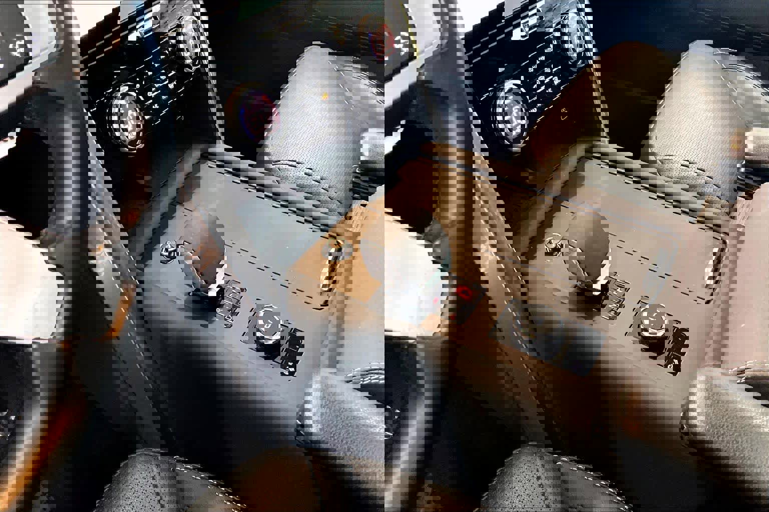 Used 2023 Land Rover Discovery S R-Dynamic image 17