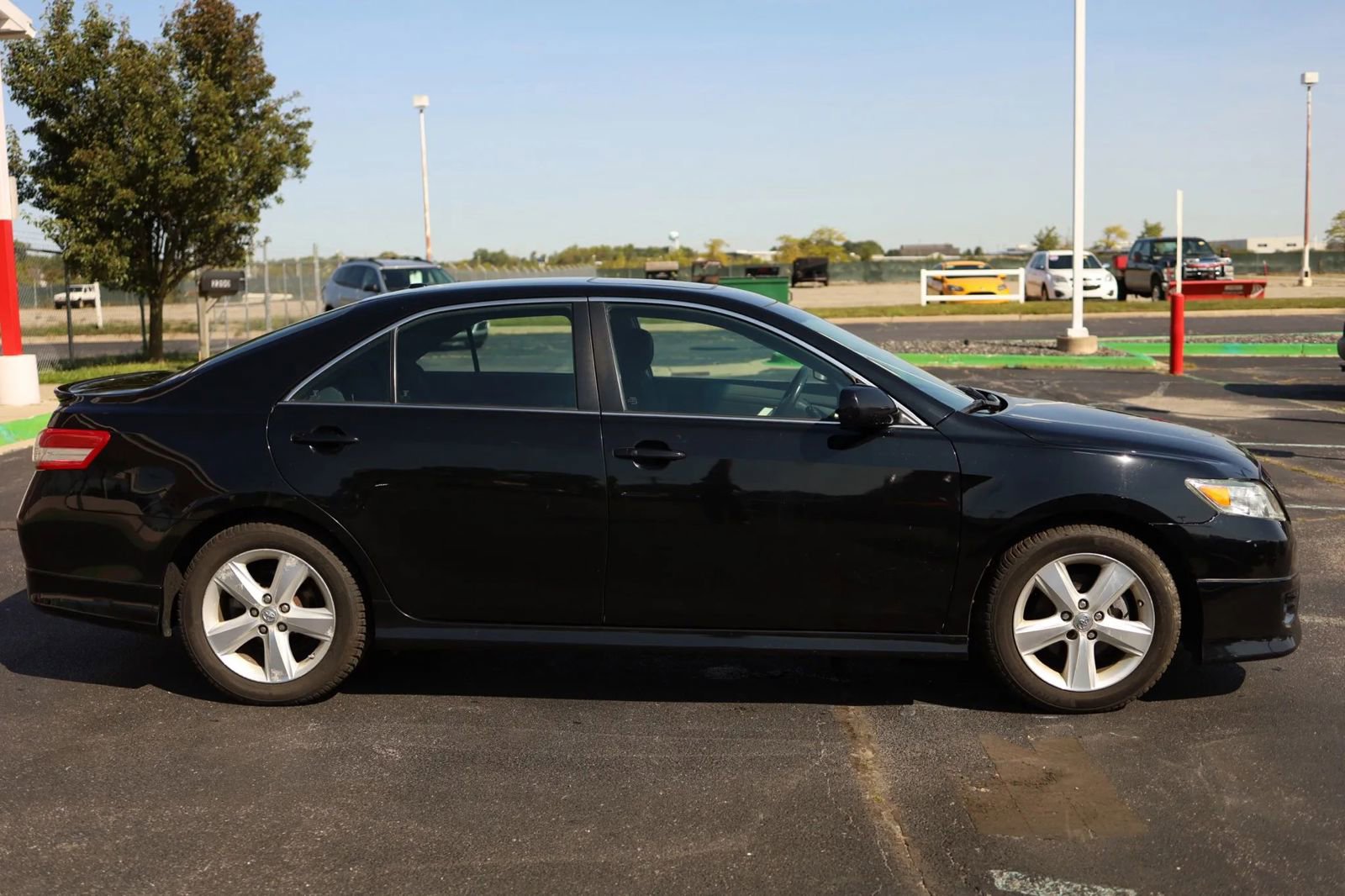 Used 2011 Toyota Camry SE image 4