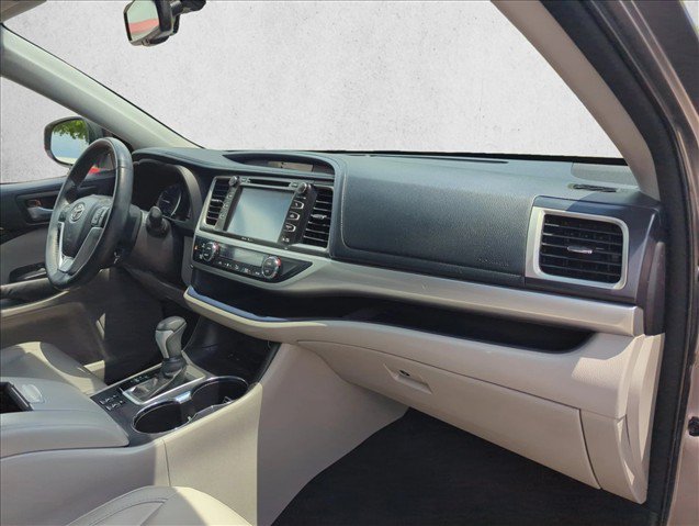 Used 2015 Toyota Highlander XLE FWD image 25