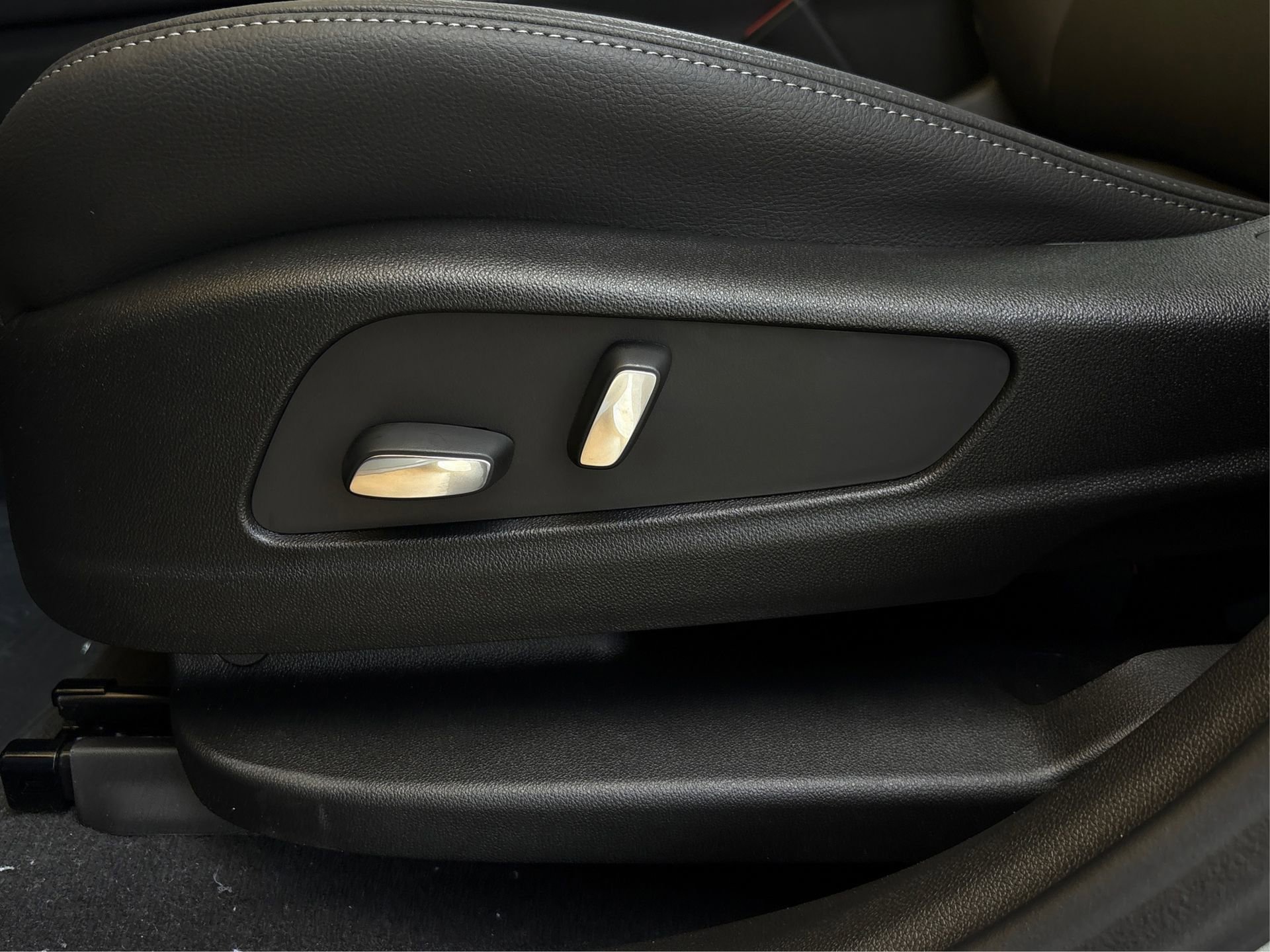 New 2025 Cadillac XT6 Luxury image 31