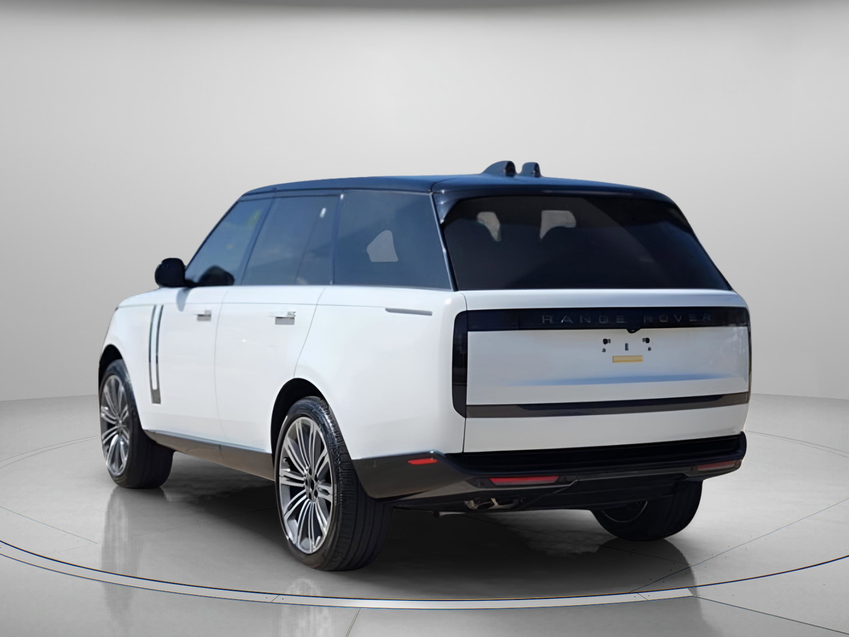 Certified 2025 Land Rover Range Rover SE image 3