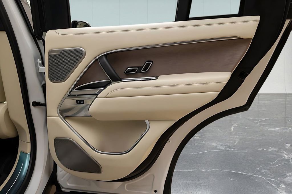 Used 2025 Land Rover Range Rover Autobiography image 31