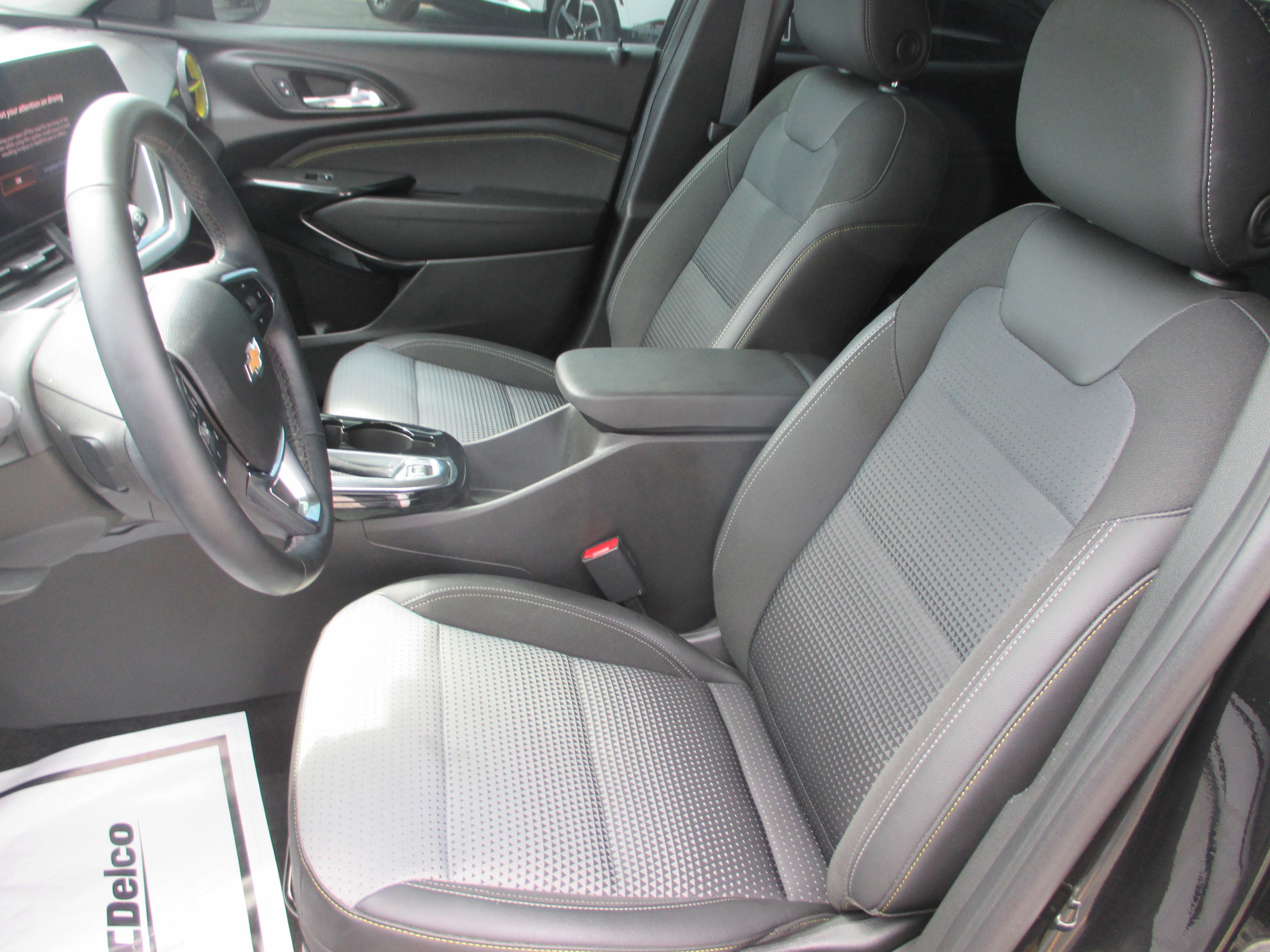 Used 2024 Chevrolet Trax LT w/ Sunroof Package FWD image 12