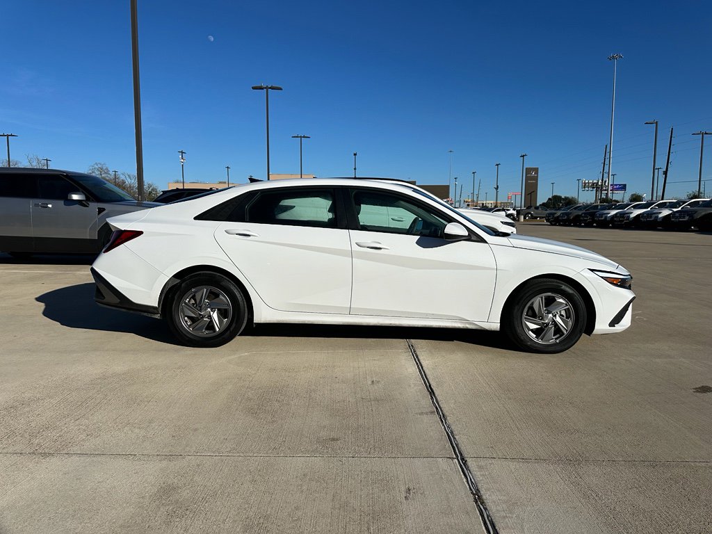 Used 2025 Hyundai Elantra SE image 4