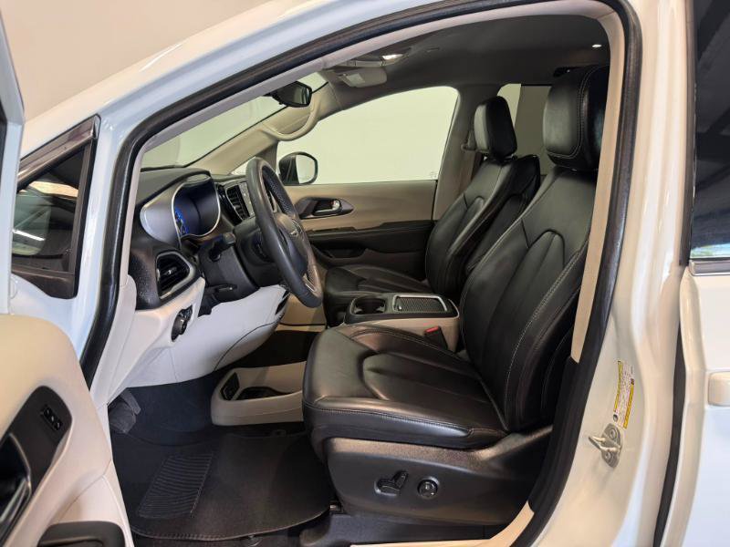 Used 2023 Chrysler Pacifica Touring-L FWD image 10