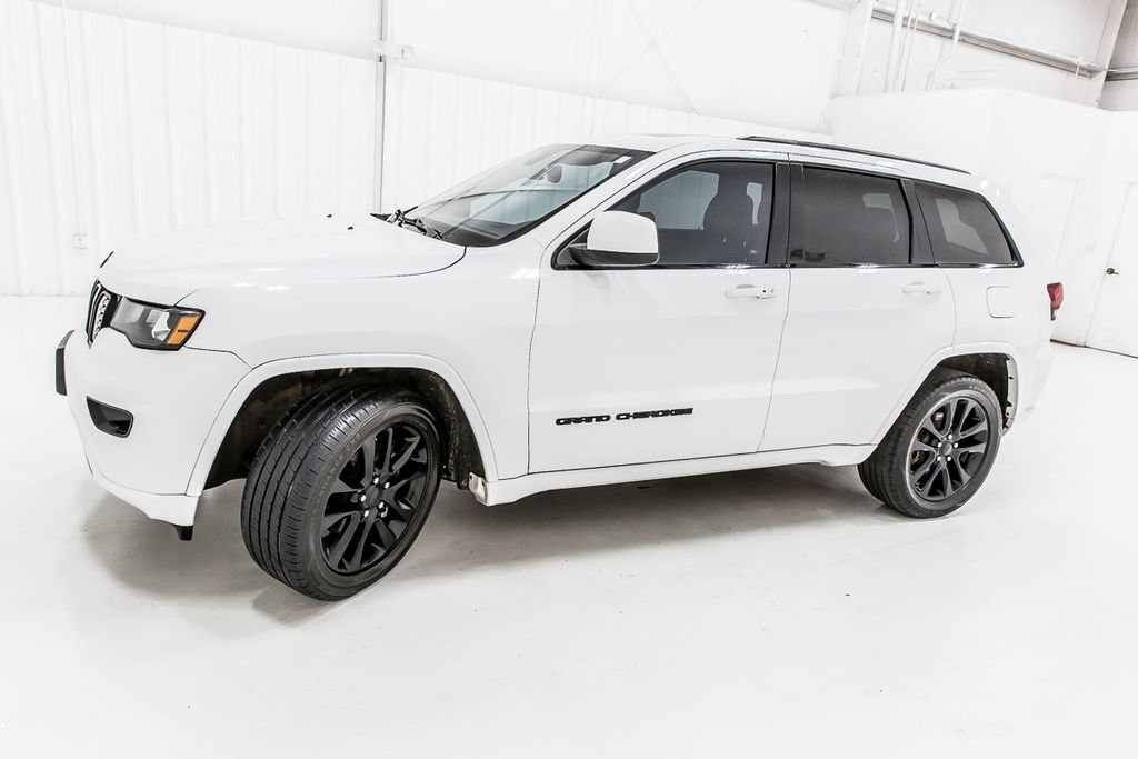 Used 2020 Jeep Grand Cherokee Altitude RWD image 3