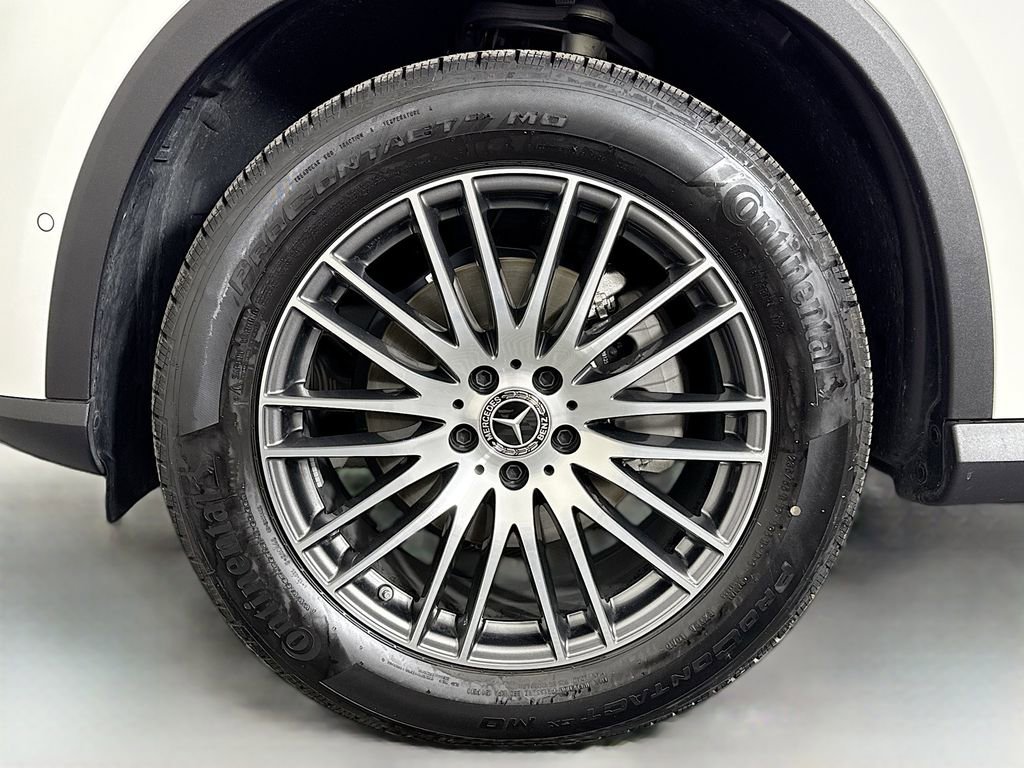 Used 2025 Mercedes-Benz GLC 300 4MATIC image 32