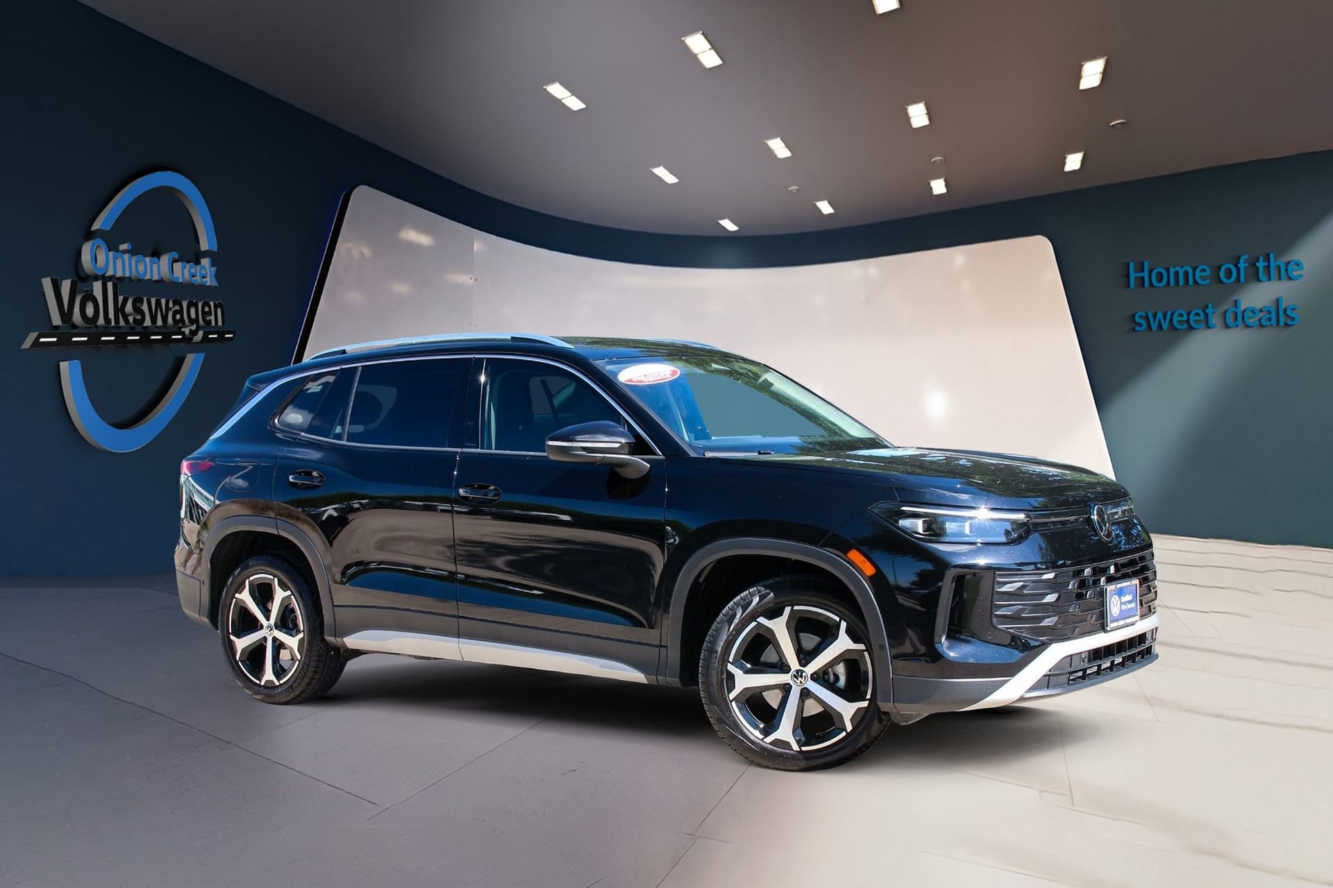 Certified 2025 Volkswagen Tiguan SE FWD image 2