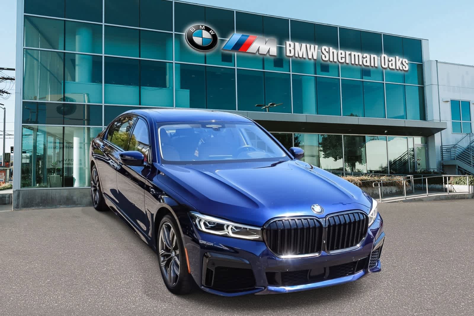 Used 2022 BMW M760i xDrive AWD/4WD image 3