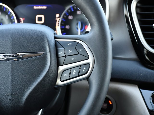 Used 2024 Chrysler Pacifica Touring-L image 28