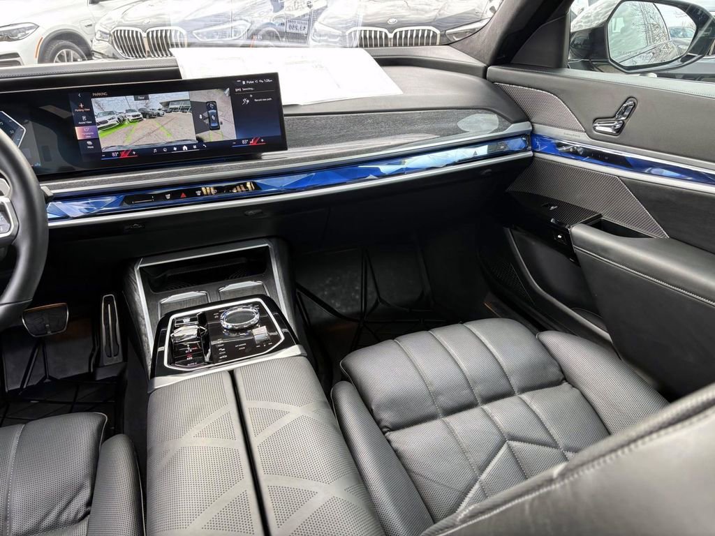 Used 2024 BMW 760i xDrive w/ Executive Package image 31