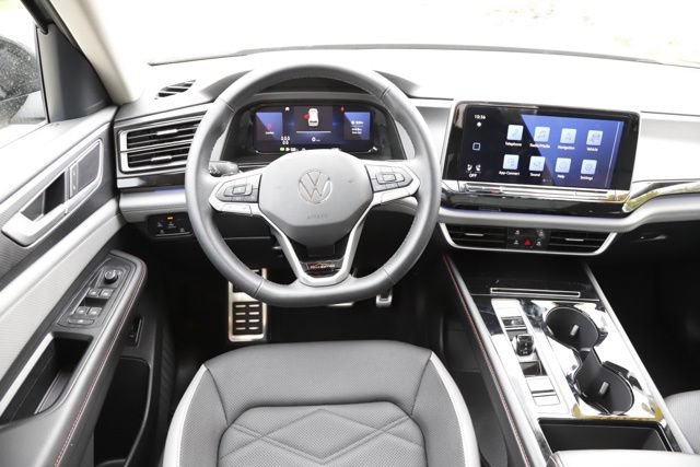 Used 2025 Volkswagen Atlas Peak Edition SE AWD/4WD image 22