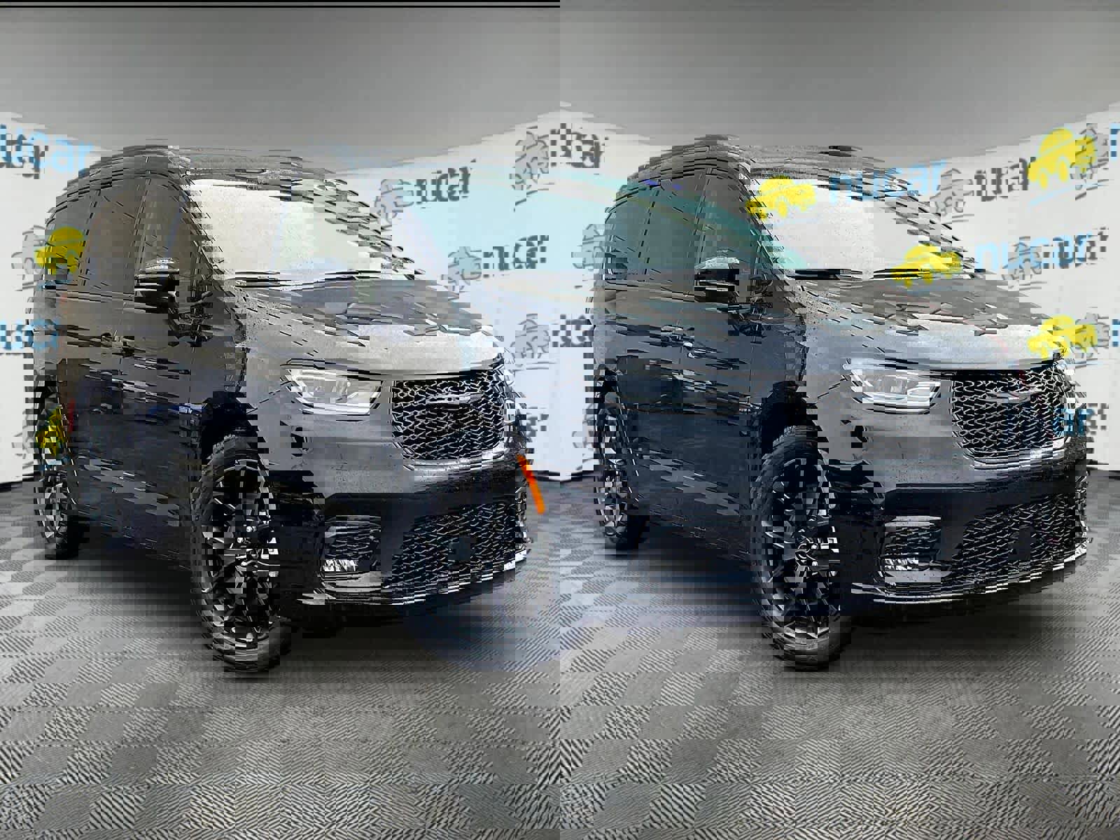 Used 2025 Chrysler Pacifica Limited image 1