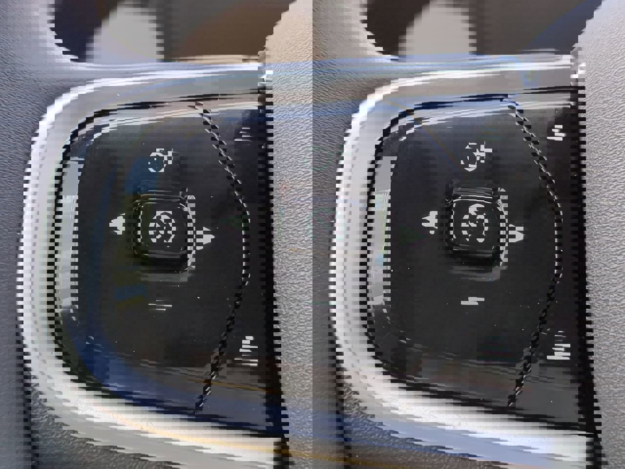 New 2025 Volvo XC90 B6 Ultra w/ Lounge Package image 23