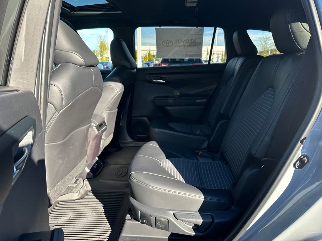 New 2025 Toyota Highlander XSE image 14