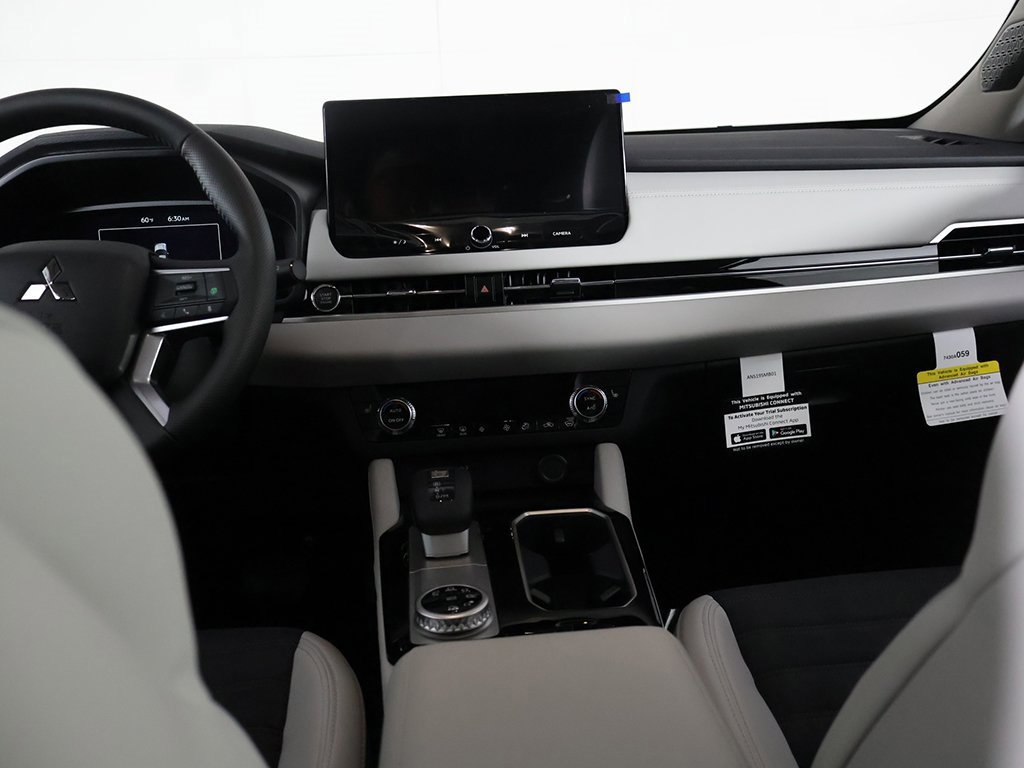 New 2025 Mitsubishi Outlander SE image 37