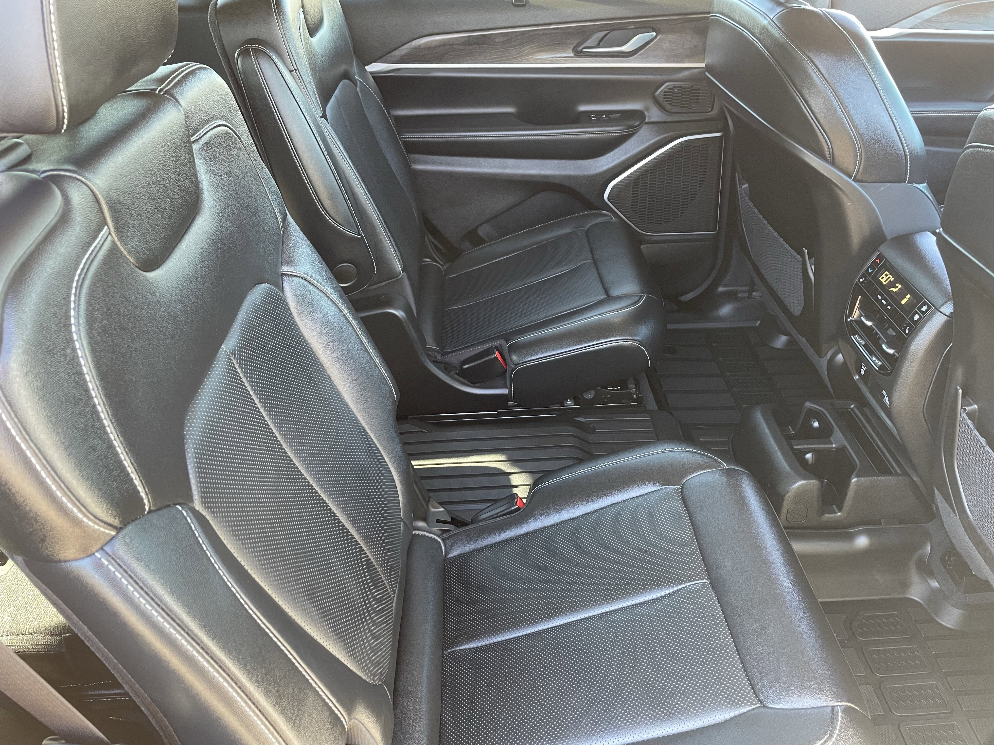 Certified 2022 Jeep Grand Cherokee L Limited w/ Luxury Tech Group II image 12