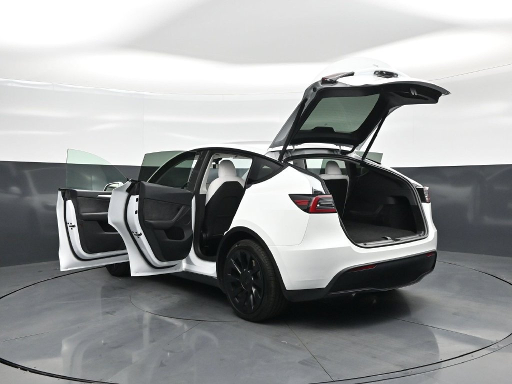 Used 2023 Tesla Model Y Long Range AWD/4WD image 26