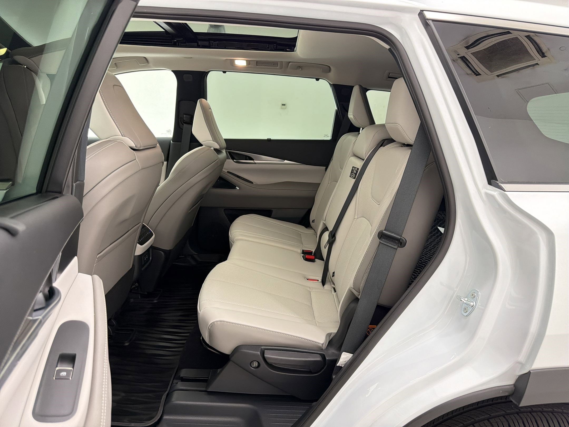 Used 2026 INFINITI QX60 Luxe w/ Cargo Package FWD image 14