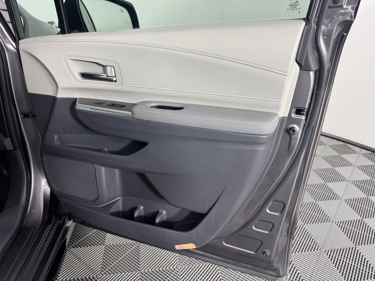 Used 2021 Toyota Sienna Limited FWD image 36