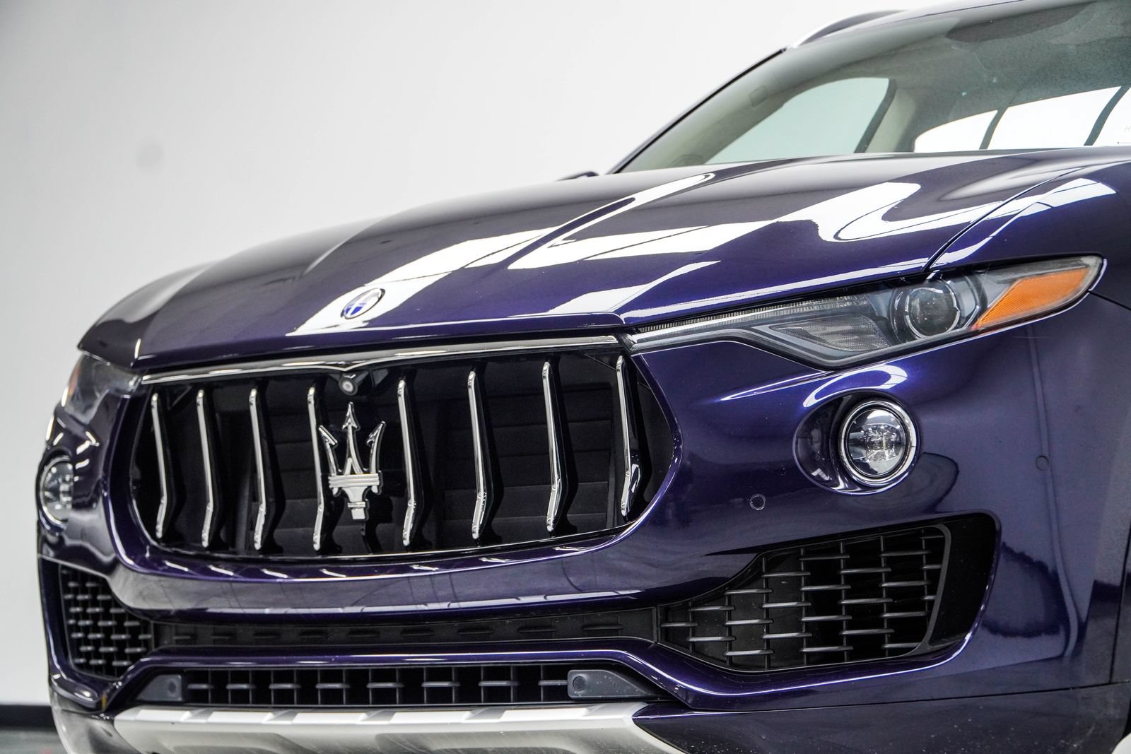 Used 2017 Maserati Levante w/ Luxury Package AWD/4WD image 2