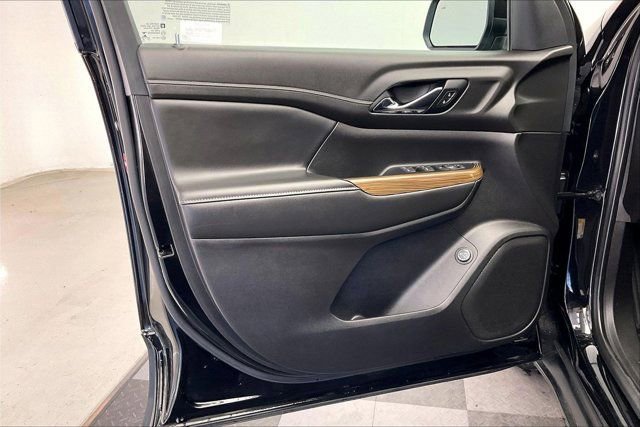 Used 2022 GMC Acadia SLE w/ Driver Convenience Package image 25