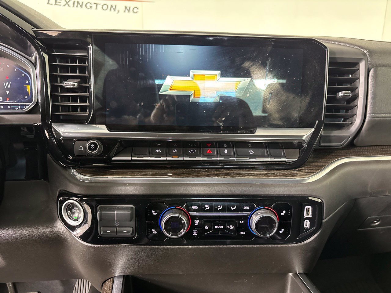 Used 2025 Chevrolet Silverado 1500 LT AWD/4WD image 12
