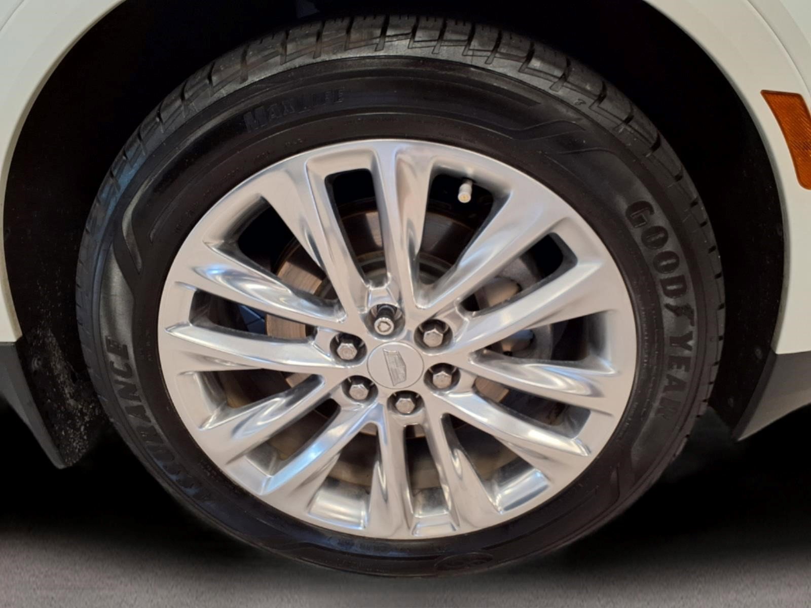 Used 2018 Cadillac XT5 Platinum w/ Driver Assist Package AWD/4WD image 8