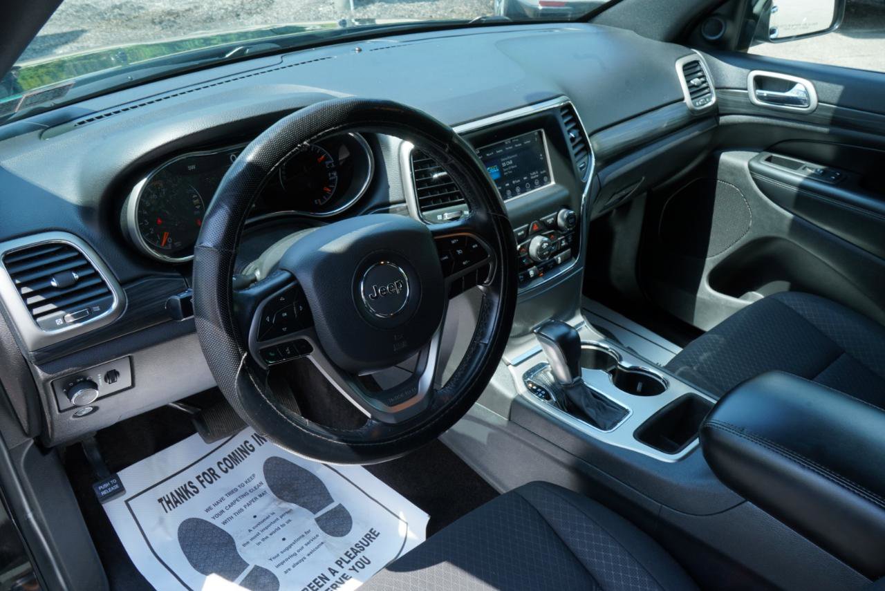 Used 2019 Jeep Grand Cherokee Laredo AWD/4WD image 22