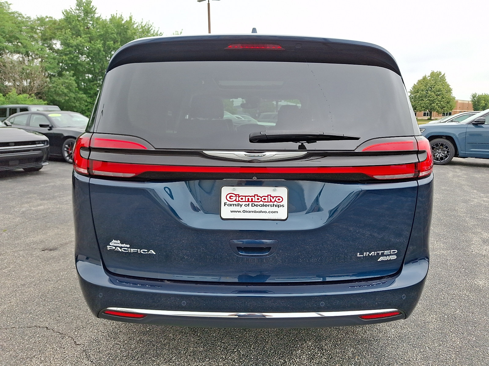 Certified 2022 Chrysler Pacifica Limited w/ Uconnect Theater Family Group AWD/4WD image 10
