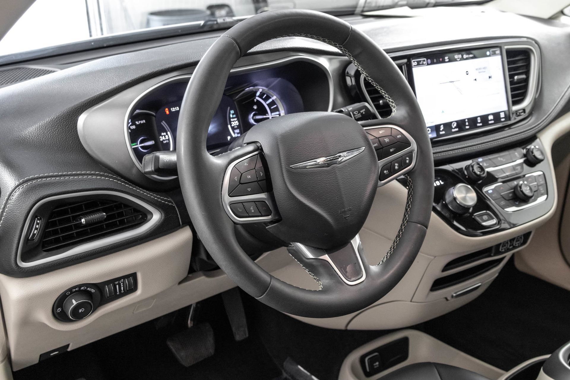 Used 2024 Chrysler Pacifica Limited FWD image 35