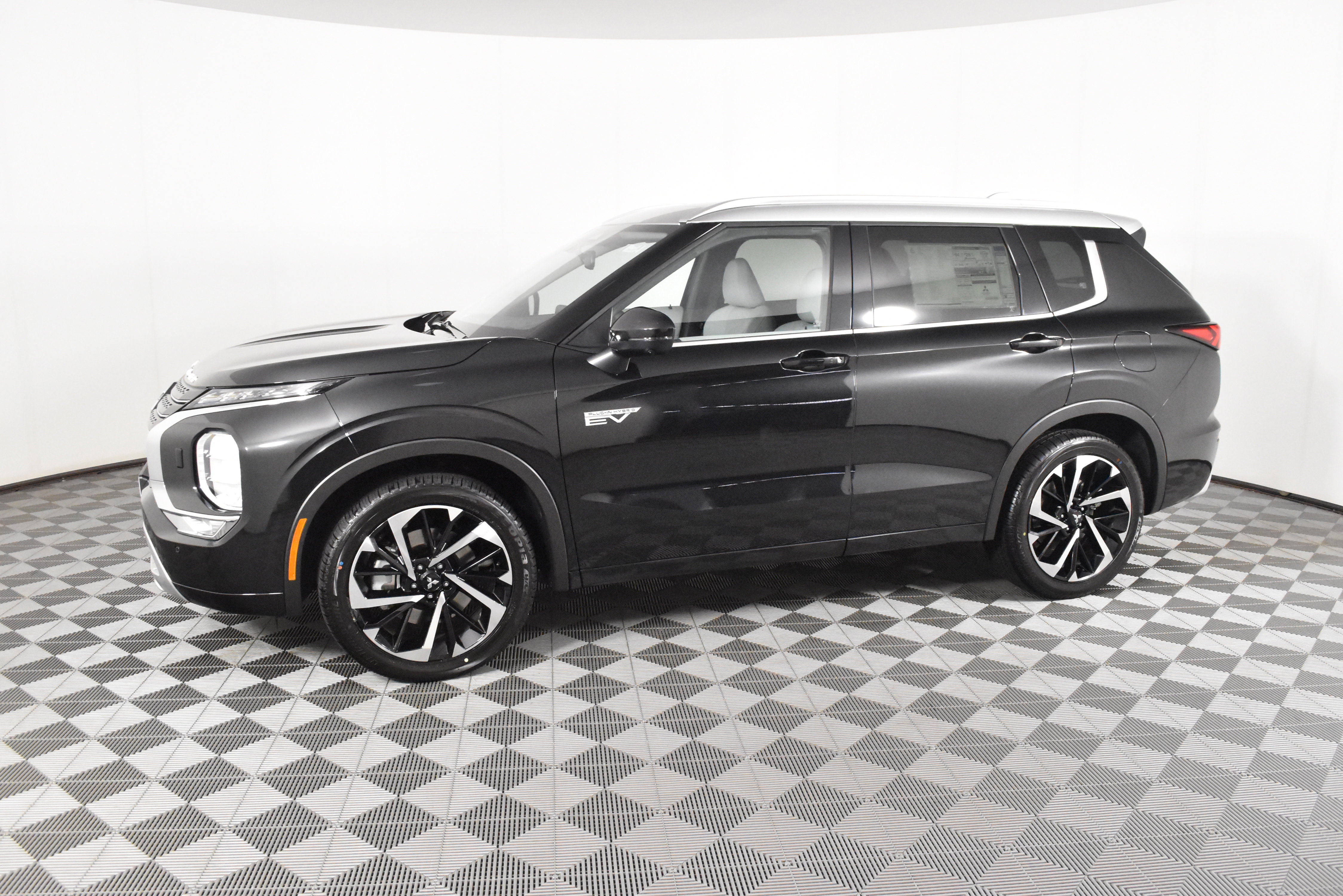 Used 2025 Mitsubishi Outlander SEL image 9