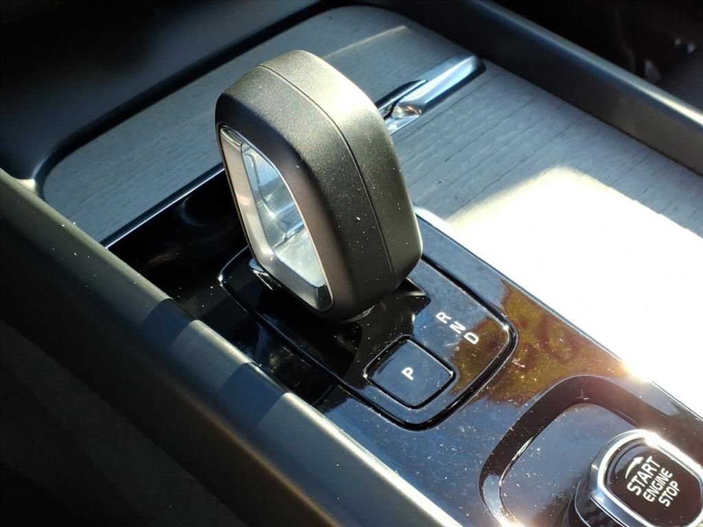 Used 2025 Volvo XC60 B5 Plus image 20