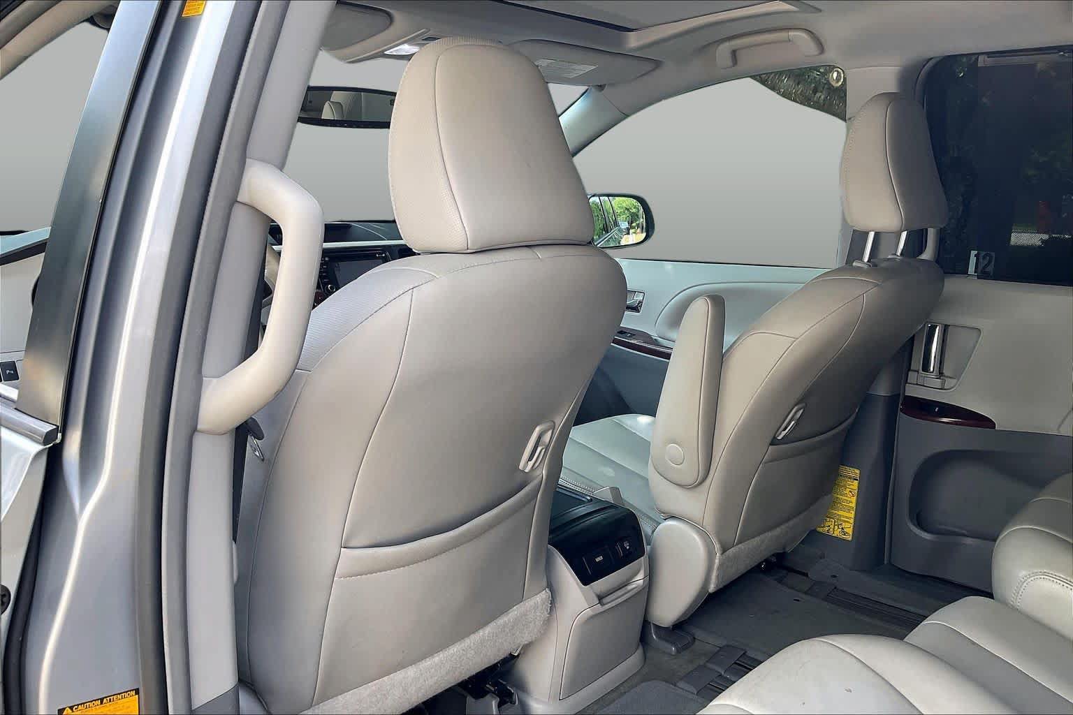 Used 2014 Toyota Sienna XLE w/ Entertainment Package FWD image 22