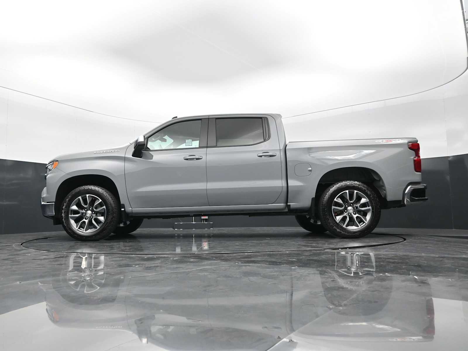 Used 2024 Chevrolet Silverado 1500 LT AWD/4WD image 31