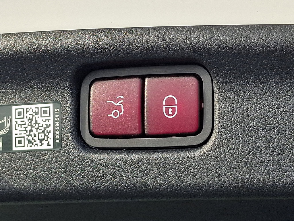 Used 2025 Mercedes-Benz C 300 Sedan image 29
