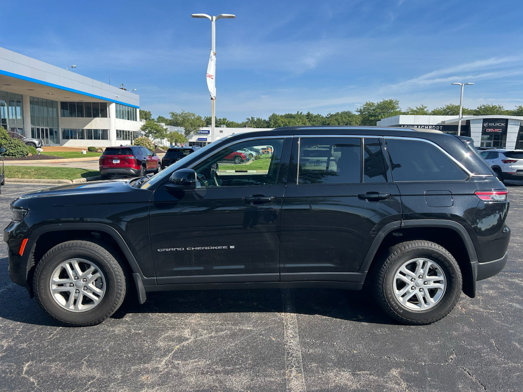 Used 2022 Jeep Grand Cherokee Laredo w/ Luxury Tech Group I AWD/4WD image 8