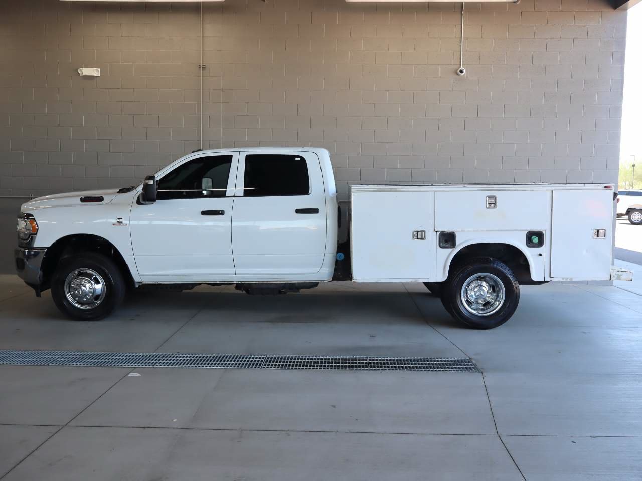 Used 2023 RAM 3500 Tradesman w/ Chrome Appearance Group AWD/4WD image 2