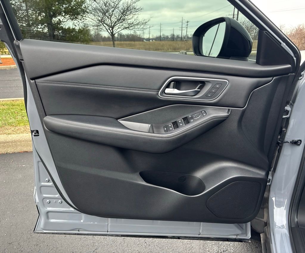 Used 2024 Nissan Rogue Platinum w/ Platinum Premium Package image 12