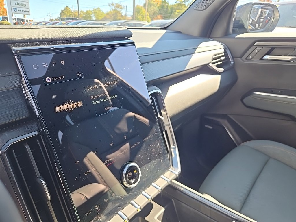 Used 2025 GMC Acadia AT4 w/ Luxury Package AWD/4WD image 17