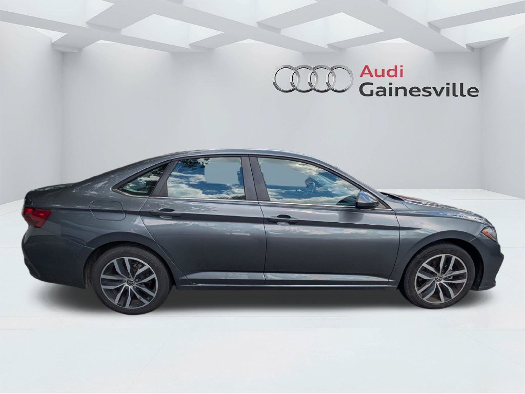 Used 2025 Volkswagen Jetta SE FWD image 2