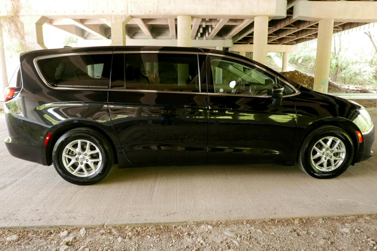 Used 2022 Chrysler Voyager LX image 27