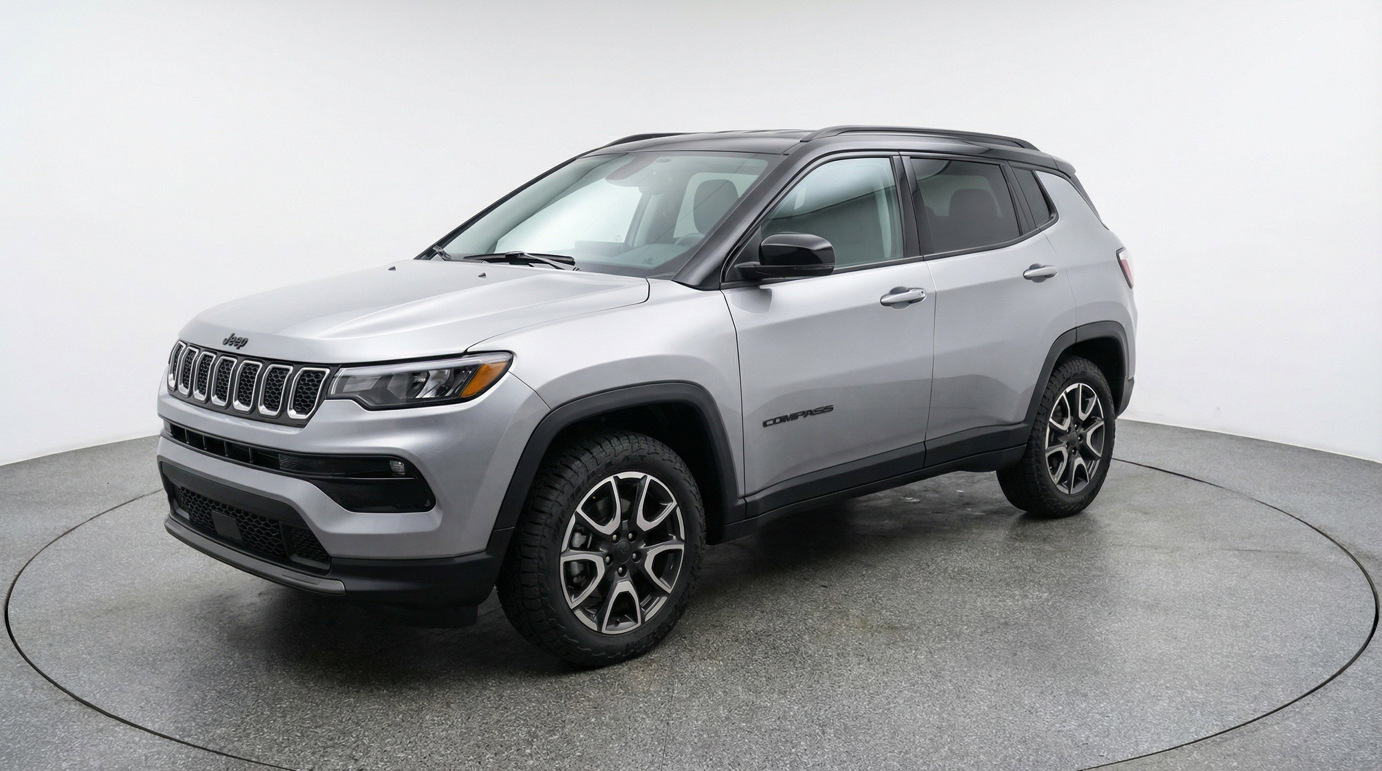 Used 2025 Jeep Compass Trailhawk image 3